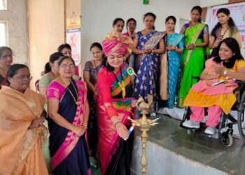 ‘महिला स्वतः सक्षम असून त्यांनी आपल्यातील ऊर्जा ओळखणे गरजेचे आहे.’ – सोनाली नवांगुळ