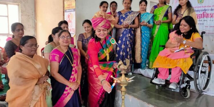 ‘महिला स्वतः सक्षम असून त्यांनी आपल्यातील ऊर्जा ओळखणे गरजेचे आहे.’ – सोनाली नवांगुळ