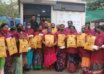 परिसर स्वच्छ करणाऱ्या महिलांना भेटवस्तू देऊन महिला दिन साजरा