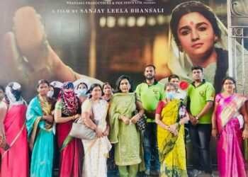 देह विक्री करणाऱ्या महिलांनी लुटला चित्रपट पाहण्याचा आनंद