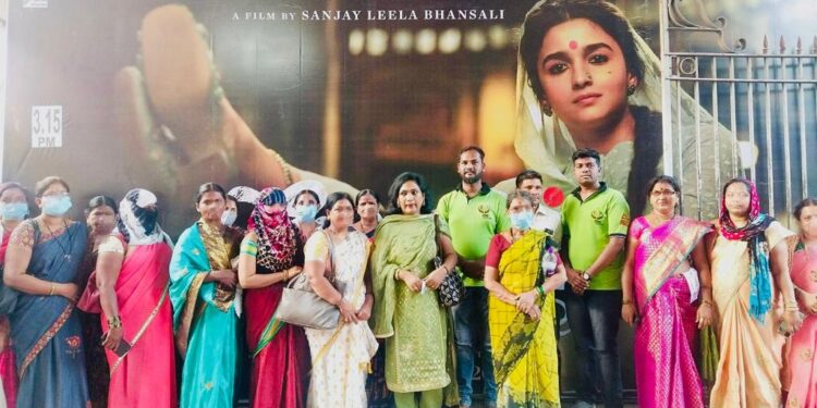 देह विक्री करणाऱ्या महिलांनी लुटला चित्रपट पाहण्याचा आनंद