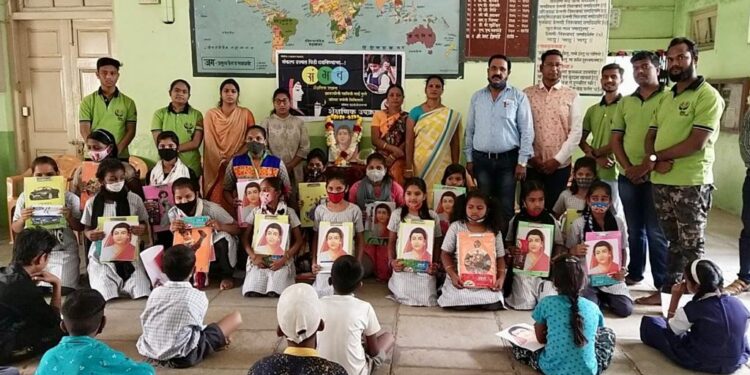 शालेय साहित्याचे वाटप करून सावित्रीमाईंची जयंती साजरी