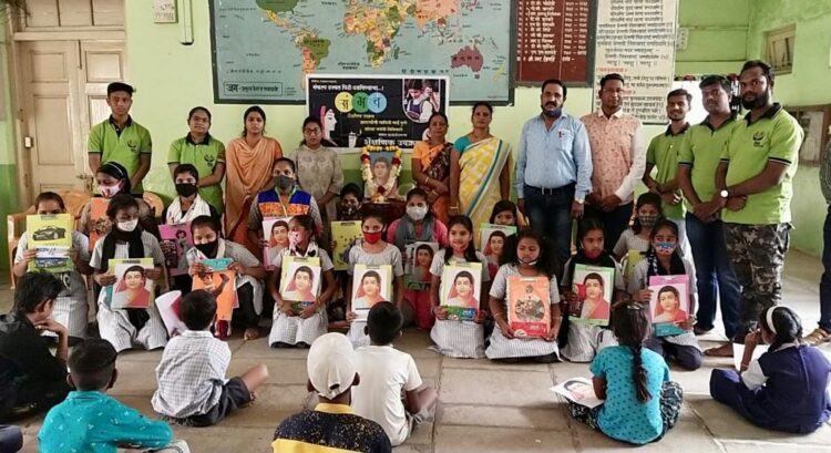 शालेय साहित्याचे वाटप करून सावित्रीमाईंची जयंती साजरी