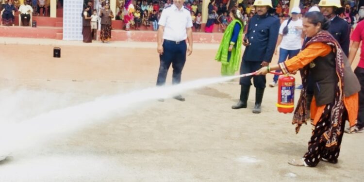 न्यू इंग्लिश स्कुल येथे अग्निशमन प्रात्यक्षिकाचे आयोजन
