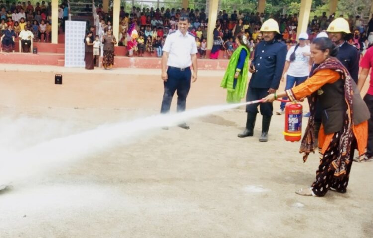 न्यू इंग्लिश स्कुल येथे अग्निशमन प्रात्यक्षिकाचे आयोजन