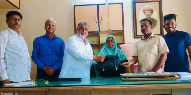 रिक्षाचालकाच्या प्रामाणिकपणामुळे विद्यार्थ्यांचे शैक्षणिक नुकसान टळले