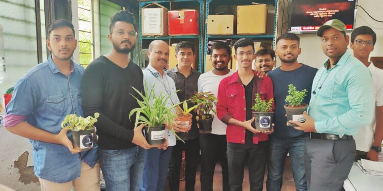 नेरुळ पोलीस स्टेशनमध्ये ऑक्सीजन रोपट्यांचे वाटप