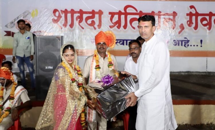 शारदा प्रतिष्ठानच्या सामूहिक विवाह सोहळ्यात २१ जोडप्यांचे शुभमंगल !