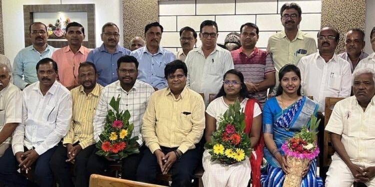 राजमाता जिजाऊ बचतगटातर्फे स्पर्धा परिक्षेतील यशस्वी विद्यार्थ्यांचा सत्कार