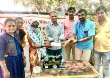 निराधार विधवा महिलेला शिलाई मशीन भेट