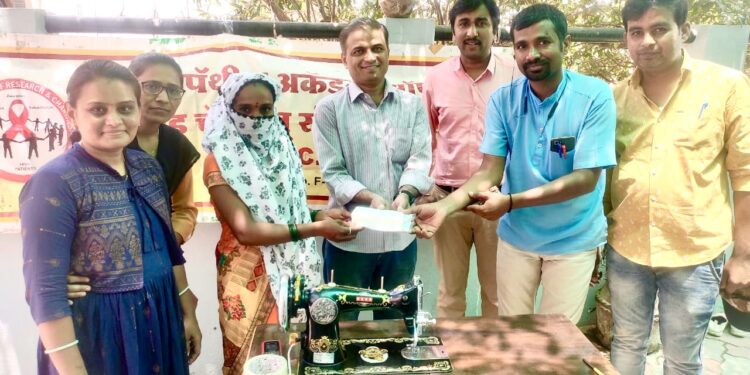 निराधार विधवा महिलेला शिलाई मशीन भेट