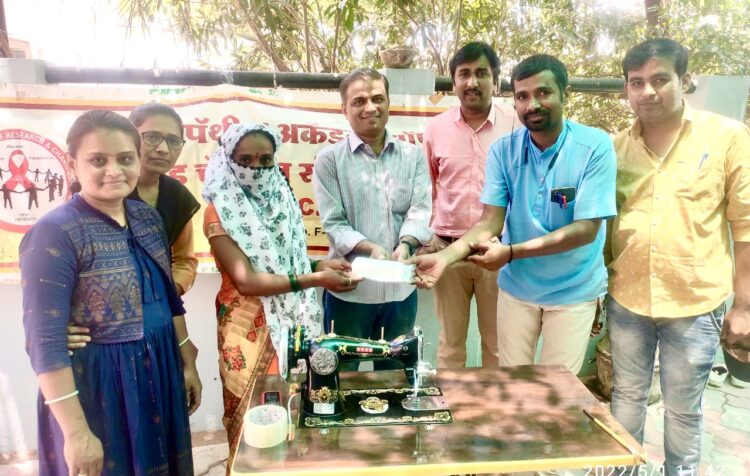 निराधार विधवा महिलेला शिलाई मशीन भेट