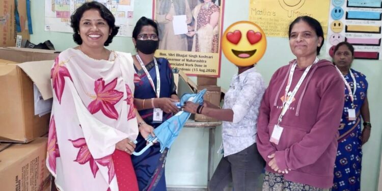 मंथन फाऊंडेशन तर्फे लालबत्ती भागातील महिलांना गरजेच्या वस्तूंचे वाटप