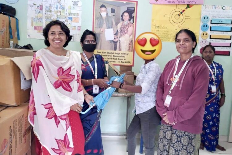 मंथन फाऊंडेशन तर्फे लालबत्ती भागातील महिलांना गरजेच्या वस्तूंचे वाटप