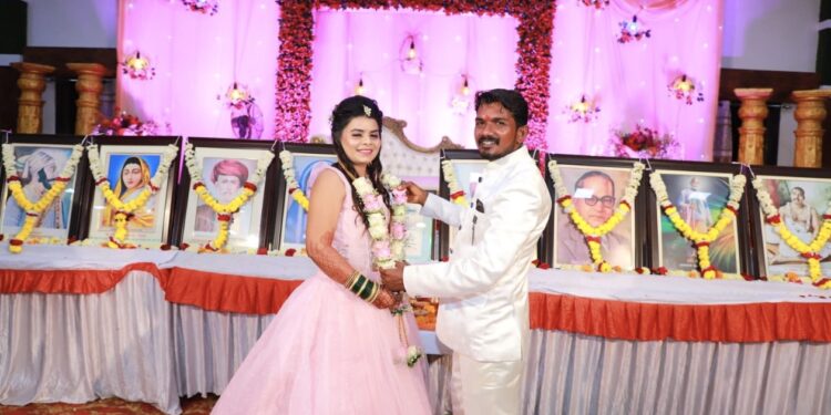 संविधानाची उद्देशिका वाचून वर वधूंनी बांधली लग्नाची गाठ; सामाजिक कार्यकर्त्याच्या विवाहाची सर्वत्र चर्चा !